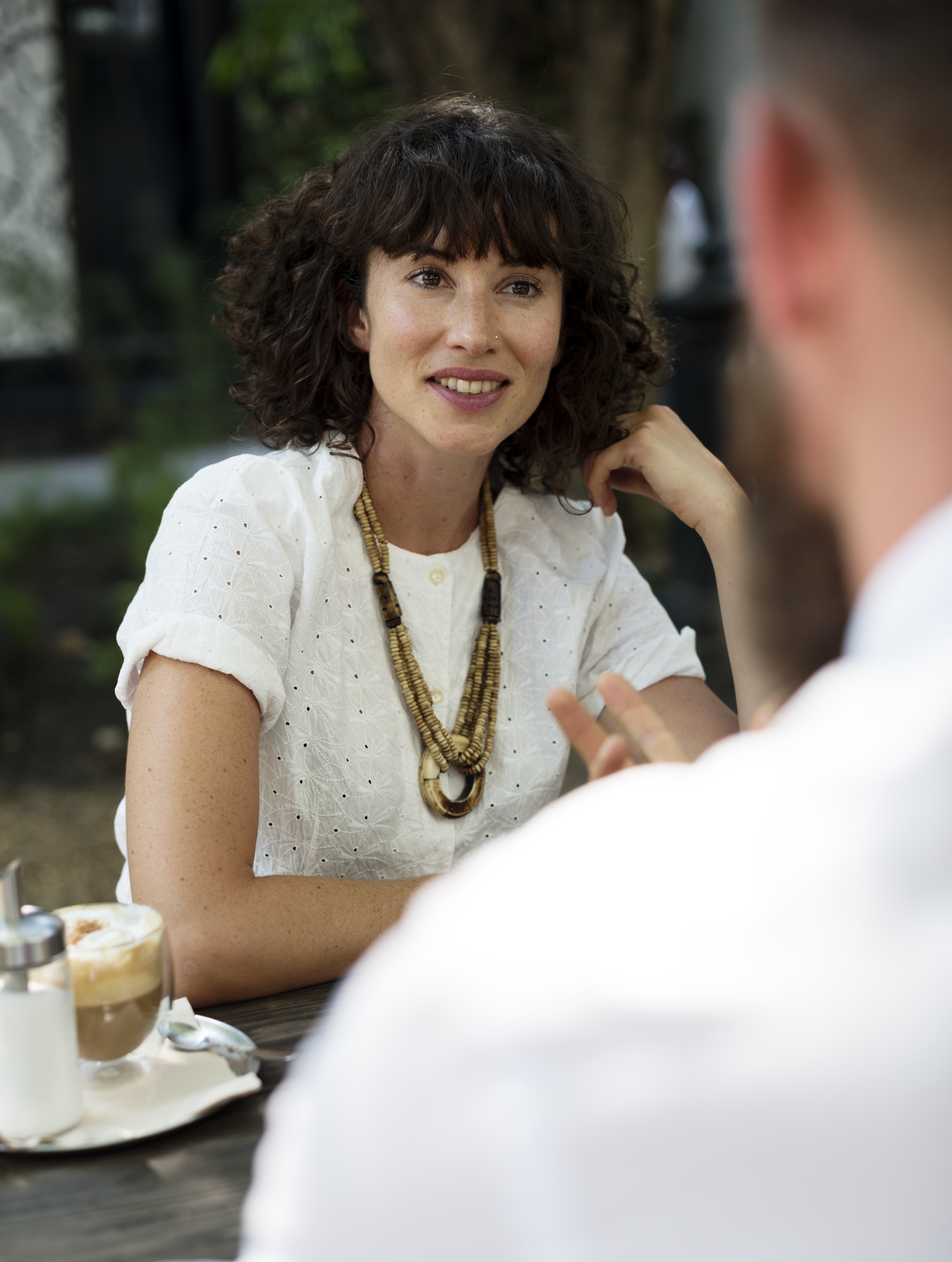 Reunión de conversación entre dos personas en una cafetería